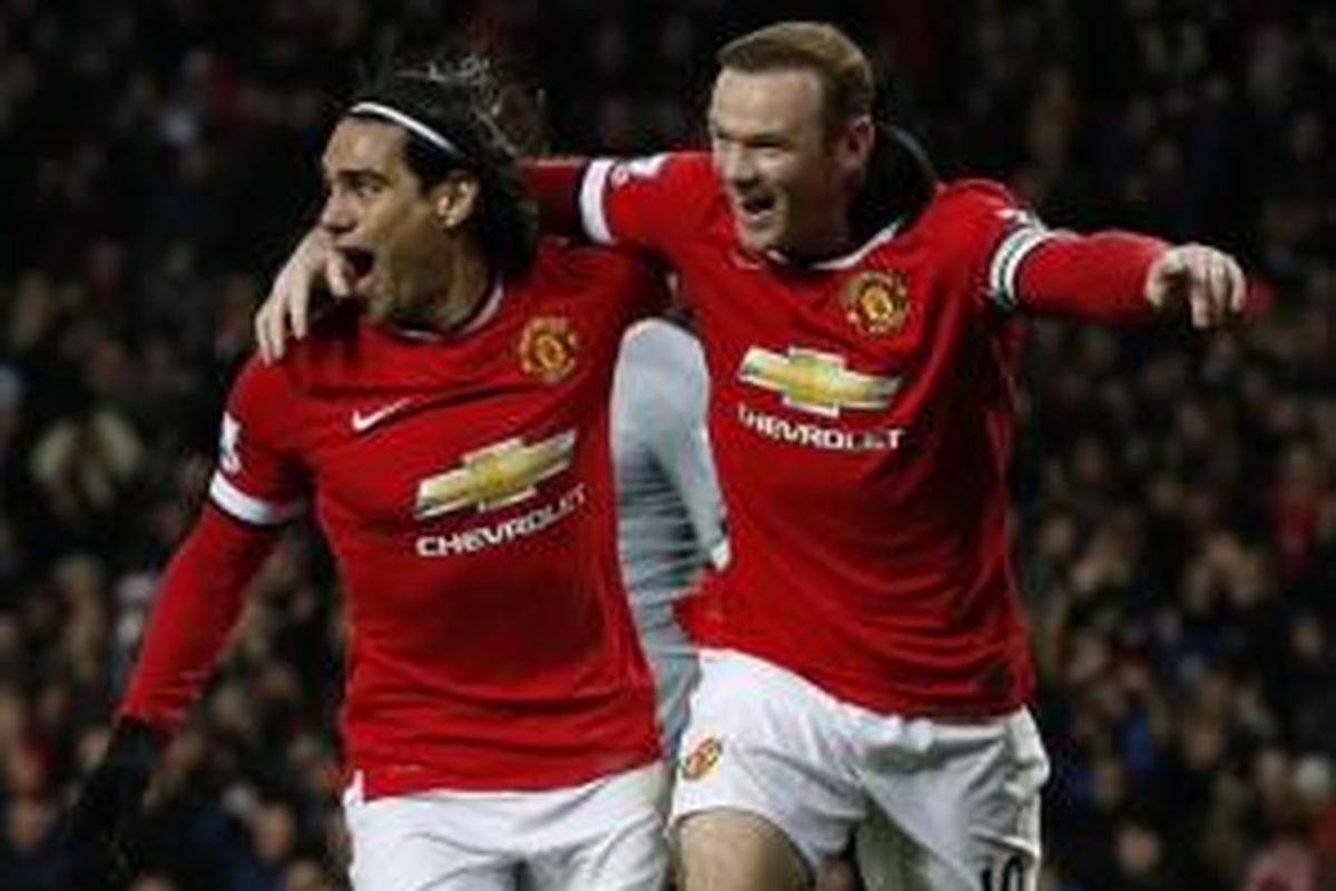 Striker Manchester United, Wayne Rooney (kanan), merayakan gol bersama Radamel Falcao (kiri) pada laga melawan Newcastle United di Old Trafford, Jumat (26/12/2014).