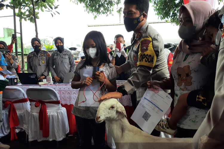 Kapolda Jatim serahkan hadiah kambing kepada warga, Kamis (24/3/2022)
