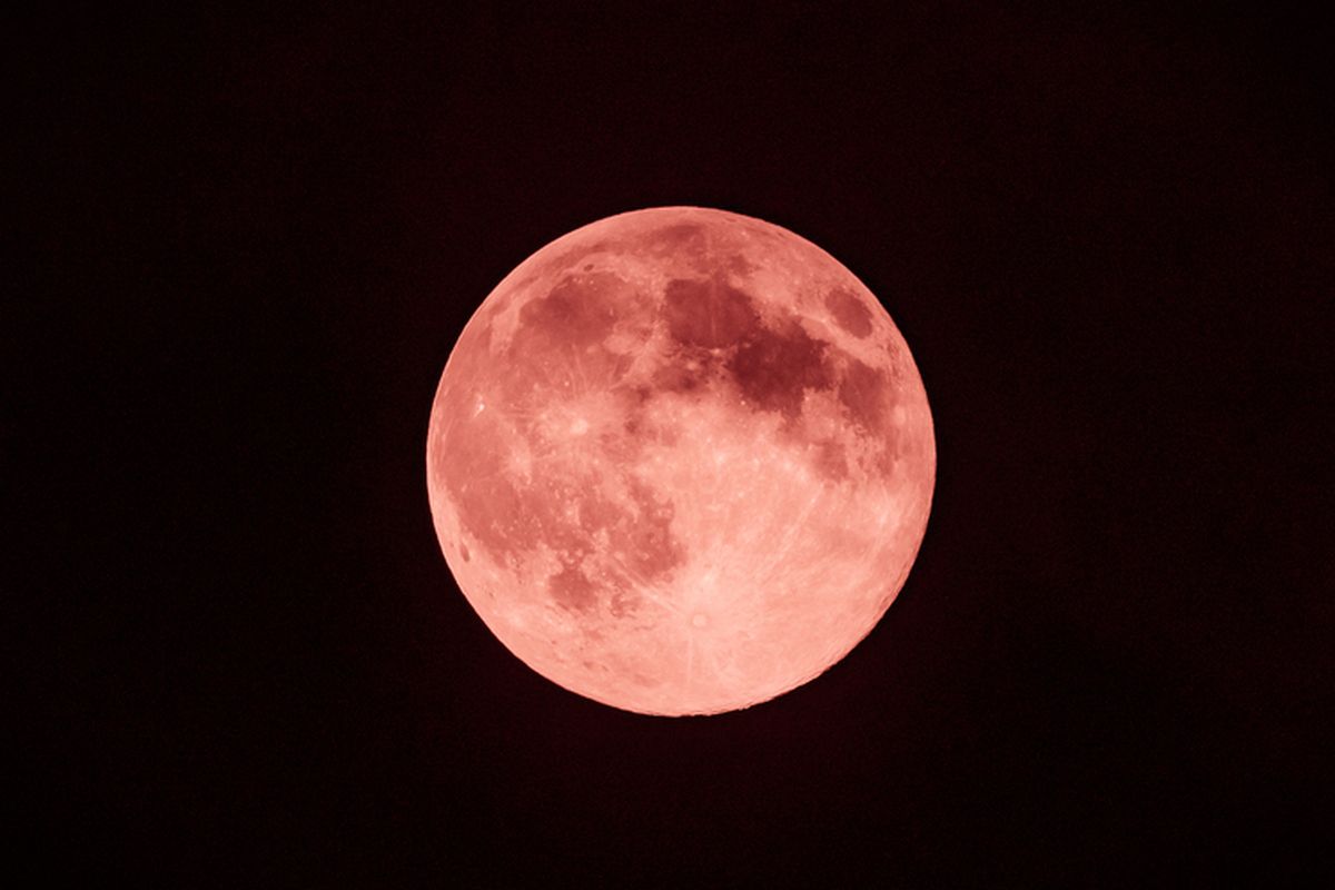 Ilustrasi bulan purnama stroberi atau strawberry full moon