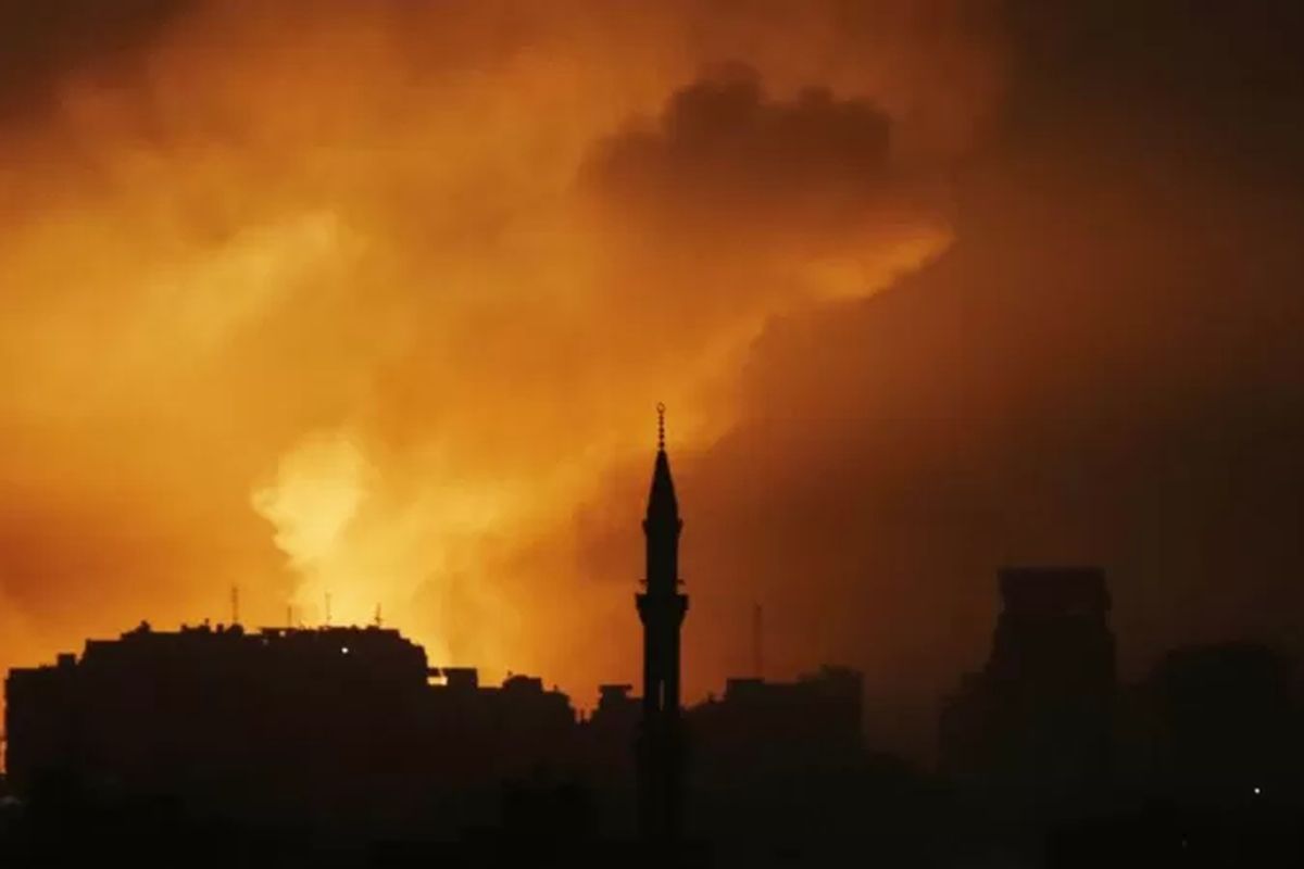 Asap mengepul pasca serangan udara Israel yang berlangsung selama enam hari di Gaza pada 12 Oktober 2023.