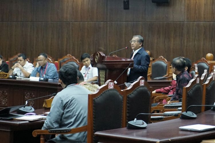 Ahli yang diajukan oleh Presiden dalam sidang sidang uji materi terkait hak angket, Maruarar Siahaan, saat memberikan keterangan ahli dari pihak pemerintah dalam sidang uji materi pasal 79 ayat (3) UU MD3 di Mahkamah Konstitusi, Jakarta Pusat, Rabu (25/10/2017). 