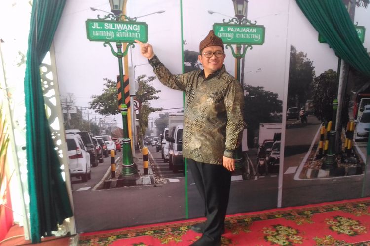 Gubernur Jabar, Ahmad Heryawan, menunjukkan jalan dengan nama Kerajaan Sunda usai peresmian di bawah Jembatan Jombor, Kabupaten Sleman, Selasa (3/10/2017)