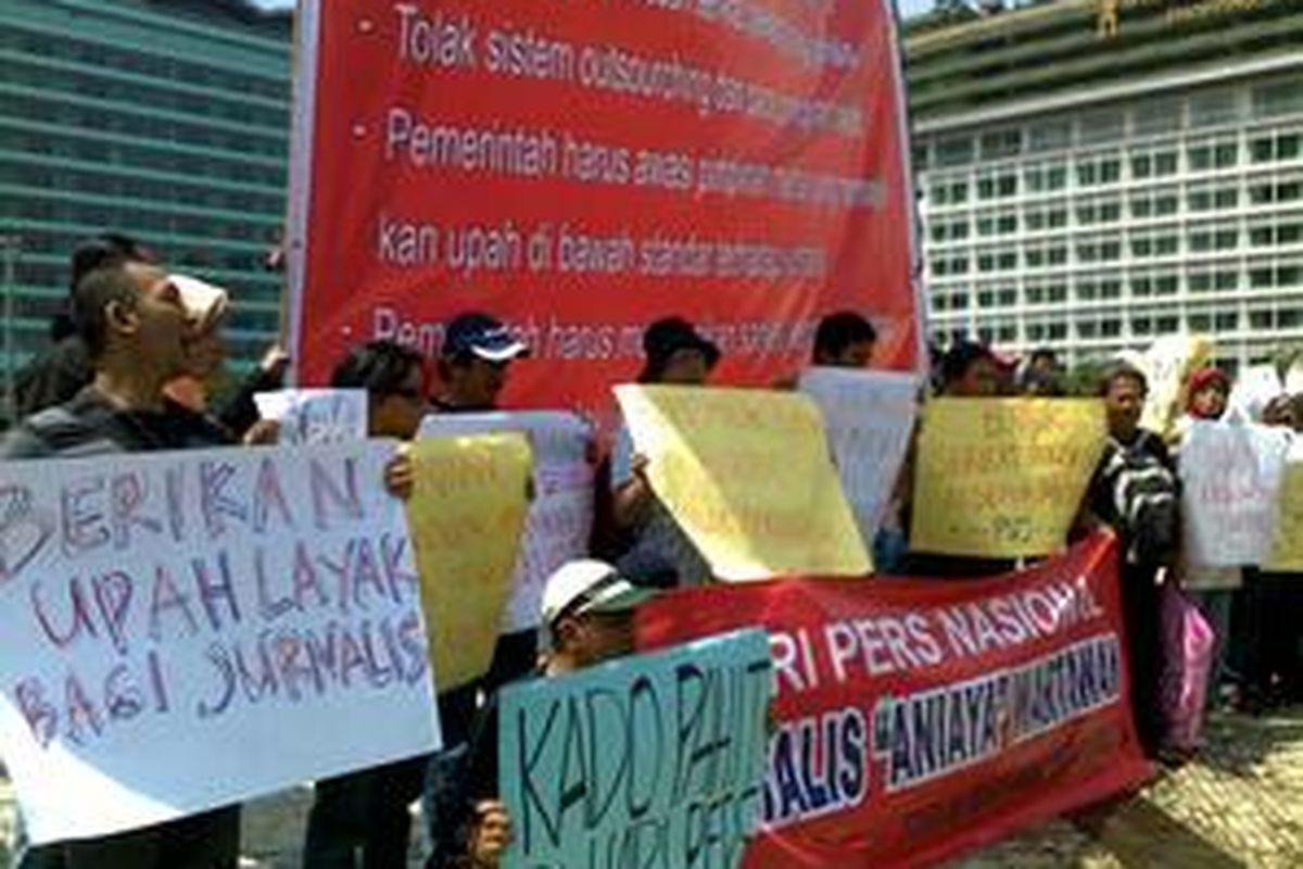 Sejumlah wartawan yang tergabung dalam Poros Wartawan Jakarta berunjukrasa di Bundaran HI, Selasa (9/2/2010).