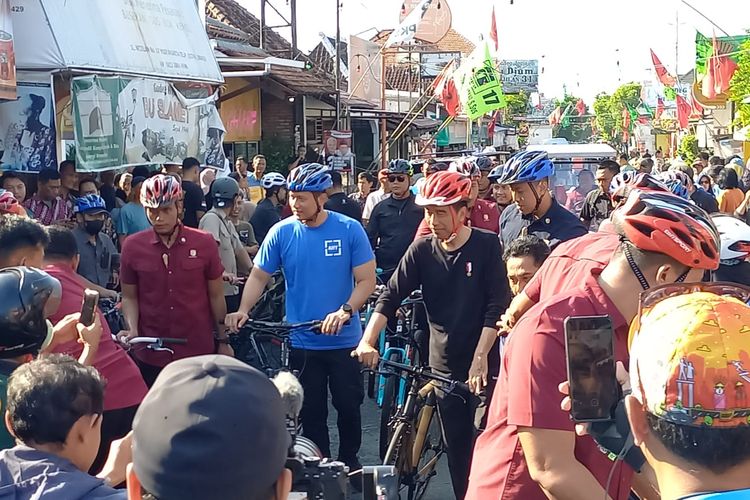 Presiden Jokowi bersama Ketua Umum Partai Demokrat Agus Harimurti Yudoyono (AHY) bersepeda dan sarapan gudeg bersama di Yogyakarta, Minggu (28/1/2024).
