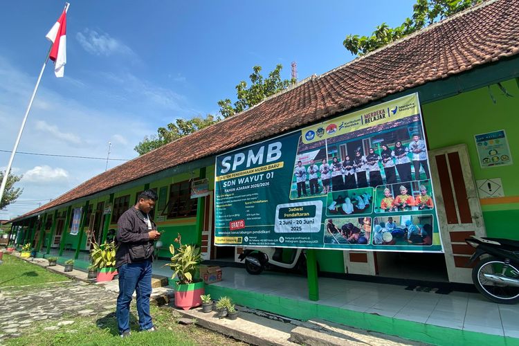 Kendati masa pendaftaran sistem penerimaan murid baru (SPMB) sudah akan berakhir namun SDN Wayut 1 yang berada di Desa Wayut, Kecamatan Jiwan, Kabupaten Madiun, Jawa Timur sepi pendaftar. Hingga Senin (16/6/2025) belum ada satu pun siswa yang mendaftar di SDN tersebut.