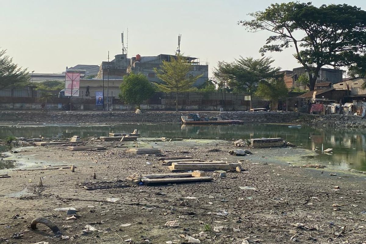 Makam yang muncul karena air di Kampung Apung, Cengkareng, Jakarta Barat surut, Senin (30/10/2023).  