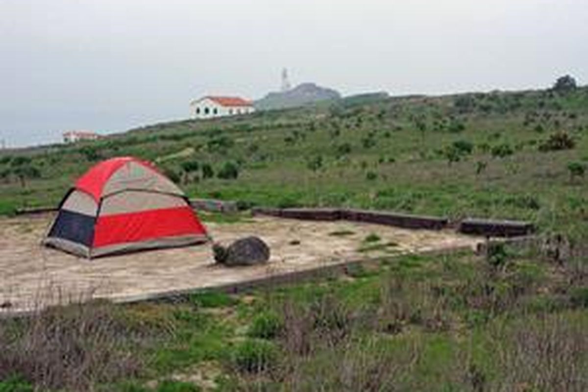 Ilustrasi: Tim KKN UI tiba di Miangas pada 15 Juli 2009 lalu dan akan berada di sana hingga 15 Agustus 2009 mendatang. Para mahasiswa akan mengajarkan penduduk lokal untuk membuat briket dari tempurung, virgin coconout oli (VCO), kecap, kuliner dari laut sampai tata rias untuk remaja dan ibu-ibu.