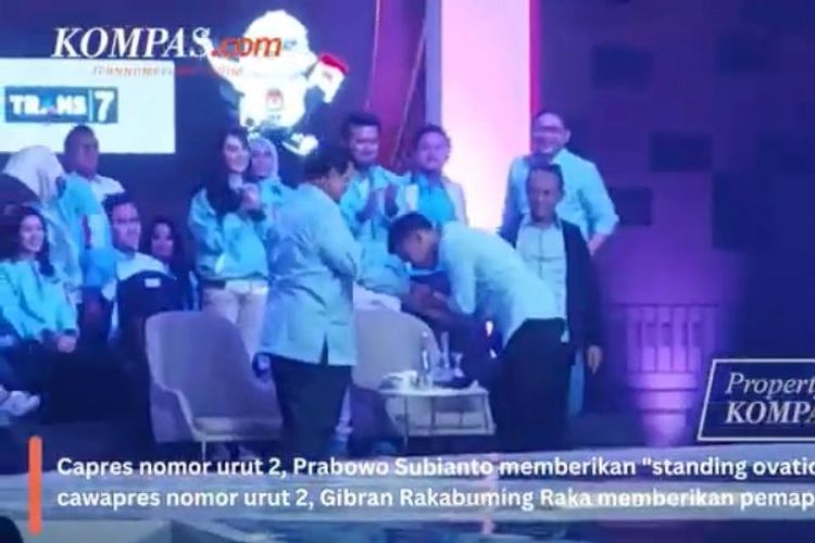 Cawapres nomor urut 2 Gibran Rakabuming Raka sungkem kepada capres Prabowo Subianto usai memaparkan visi dan misi dalam debat cawapres di JCC, Jakarta, Jumat (22/12/2023).
