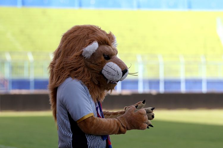 Maskot Arema FC berdoa sebelum memasuki lapangan.