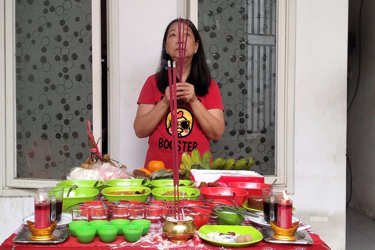 Dalam sesajen menjelang Hari Raya Imlek, terdapat beberapa sajian yang dipersembahkan khusus untuk dewa dan khusus untuk leluhur.

