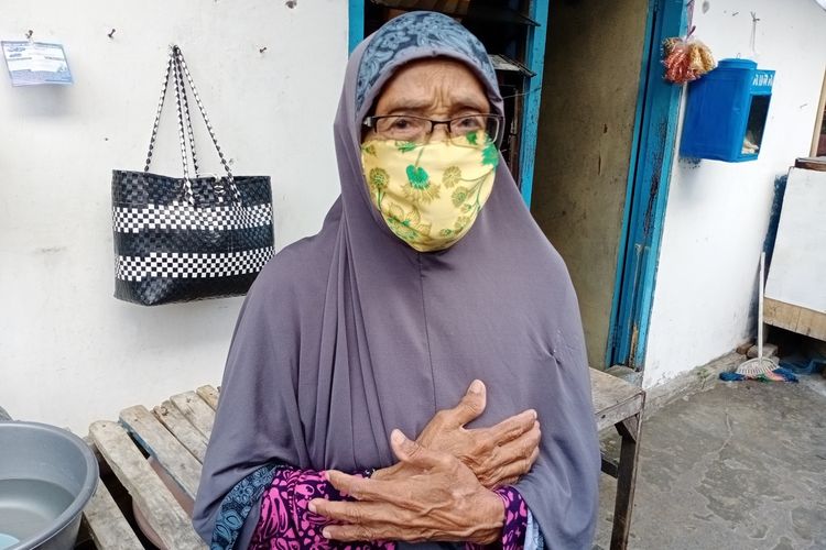 Sumirah (89), warga, asal Jalan Simojawar 1 No 50 RT 001 RW 001, Kelurahan Simomulyo Baru, Kecamatan Sukomanunggal, Surabaya, yang hidup sebatang kara di tempat indekos berukuran mungil dan tak pernah mendapat bantuan selama pandemi Covid-19.