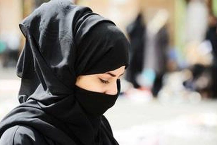 Perempuan-perempuan Arab Saudi menggunakan cadar sebagai bagian dari pakaian kesehariannya, mengingat kondisi cuaca yang berangin sehingga membawa debu pasir. 