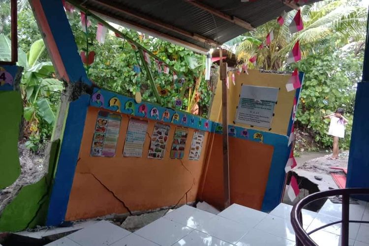 Bangunan pendidikan anak usia dini (PAUD) Nurul Aini di dusun Waiselang desa Kairatu, Kabupaten Seram bagian Barat, Maluku rusak diterjang banjir dan longsor, Minggu (31/7/2022)