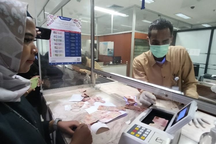 Pegawai mengecek uang rusak milik Rustini warga Sragi Kabupaten Pekalongan, Jawa Tengah, di Kantor KPw BI Tegal untuk mengganti uang rusak dengan baru, Kamis (11/5/2023). 