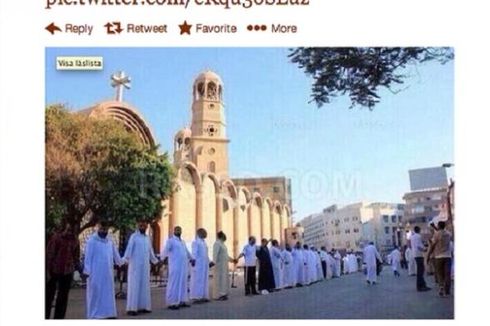 Foto Pemuda Muslim Jaga Sebuah Gereja di Mesir