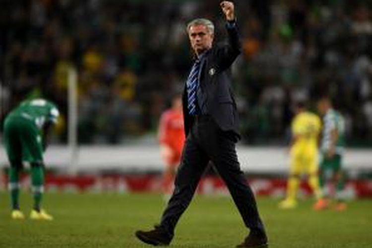 Ekspresi pelatih Chelsea Jose Mourinho setelah timnya menang 1-0 atas Sporting Lisbon, pada pertandingan kedua Grup G Liga Champions, di Stadion Jose Alvalade, Lisabon, Selasa (30/9/2014).