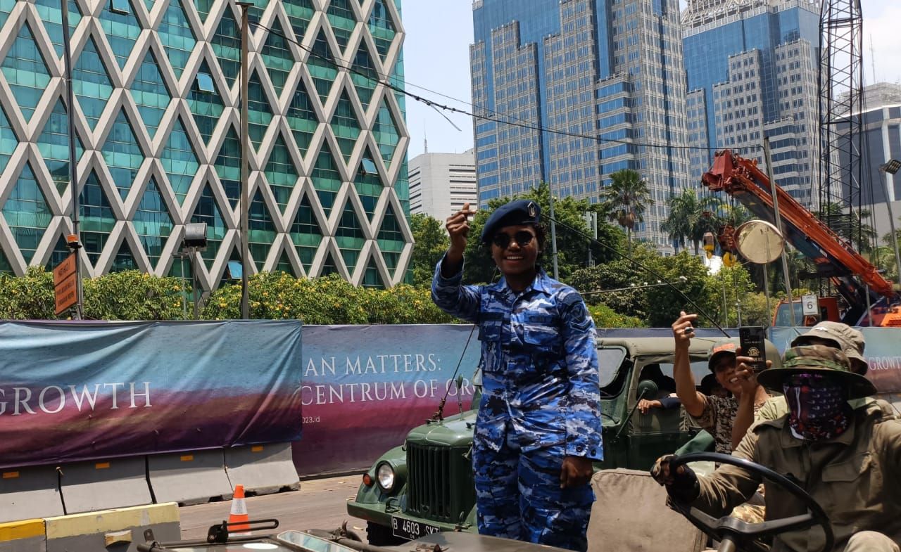 Antusiasme Warga Saksikan Parade Alutsista HUT Ke-78 TNI, Girang Dilambaikan Tangan oleh 