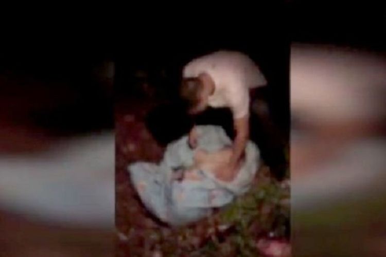 Dalam potongan gambar video memperlihatkan warga membungkus bangkai hewan peliharaan di Chongqing, China. Pria pemilik hewan itu melemparnya dari jendela lantai 21 karena bertengkar dengan istrinya.