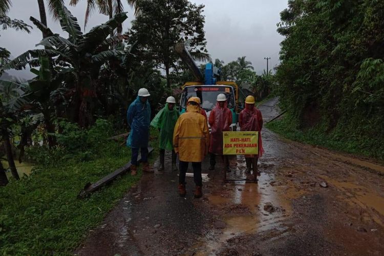 Perusahan Listrik Negara (PLN)  memadamkan listrik di sejumlah wilayah yang terendam banjir dan longsor di Kabupaten Lebak, Banten sejak Minggu (6/12/2020).