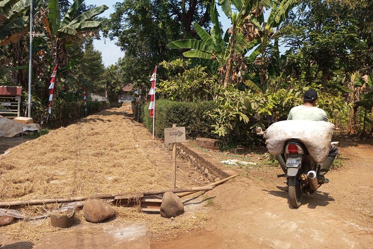 Jalan Rusak Tiga Tahun, Cerita Warga Pekalongan Patungan Cor Jalan Usai Anak Jatuh dan Mobil Rusak