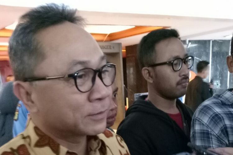 Ketua MPR zulkifli Hasan saat ditanyai wartawan soal korupsi E-KTP di Kompleks Parlemen, Senayan, Jakarta