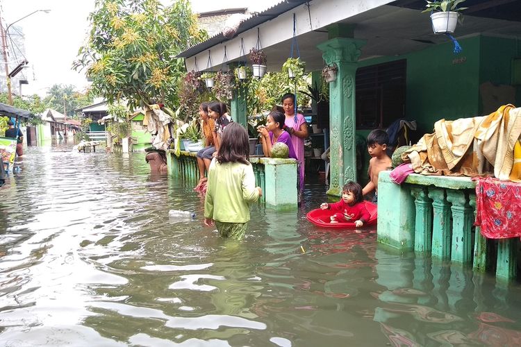 Warga Gang Subur Lama, Lingkungan 16 - 17, Kelurahan Kampung Baru, Kecamatan Medan Maimun menderita karena banjir tak kunjung surut sejak 1,5 bulan yang lalu.