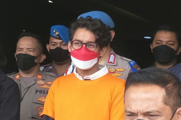 Tersangka kasus penyalahgunaan narkoba, musisi sekaligus aktor Ardhito Pramono sebelum konferensi pers di Polres Metro Jakarta Barat dimulai, Kamis (13/1/2022).