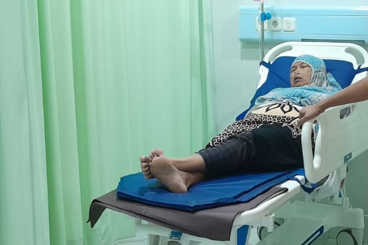 Nanik (58), salah satu warga korban keracunan saat dirawat di RS Rosela, Karawang, Jawa Barat, Sabtu (20/1/2024) malam.