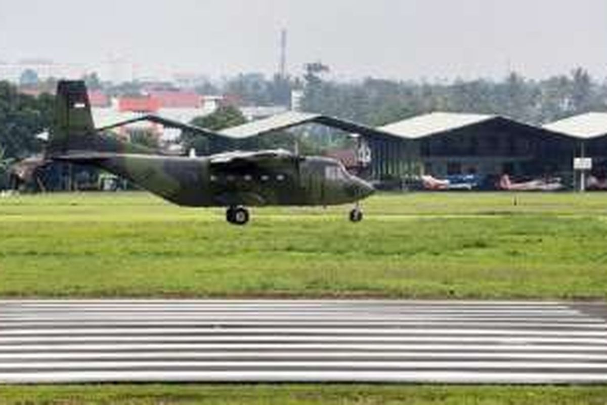 Pesawat milik TNI Angkatan Darat mendarat di Lapangan Terbang Pondok Cabe, Tangerang Selatan, Jumat (18/3). Lapangan Terbang Pondok Cabe saat ini dalam persiapan menjadi bandar udara komersial.
