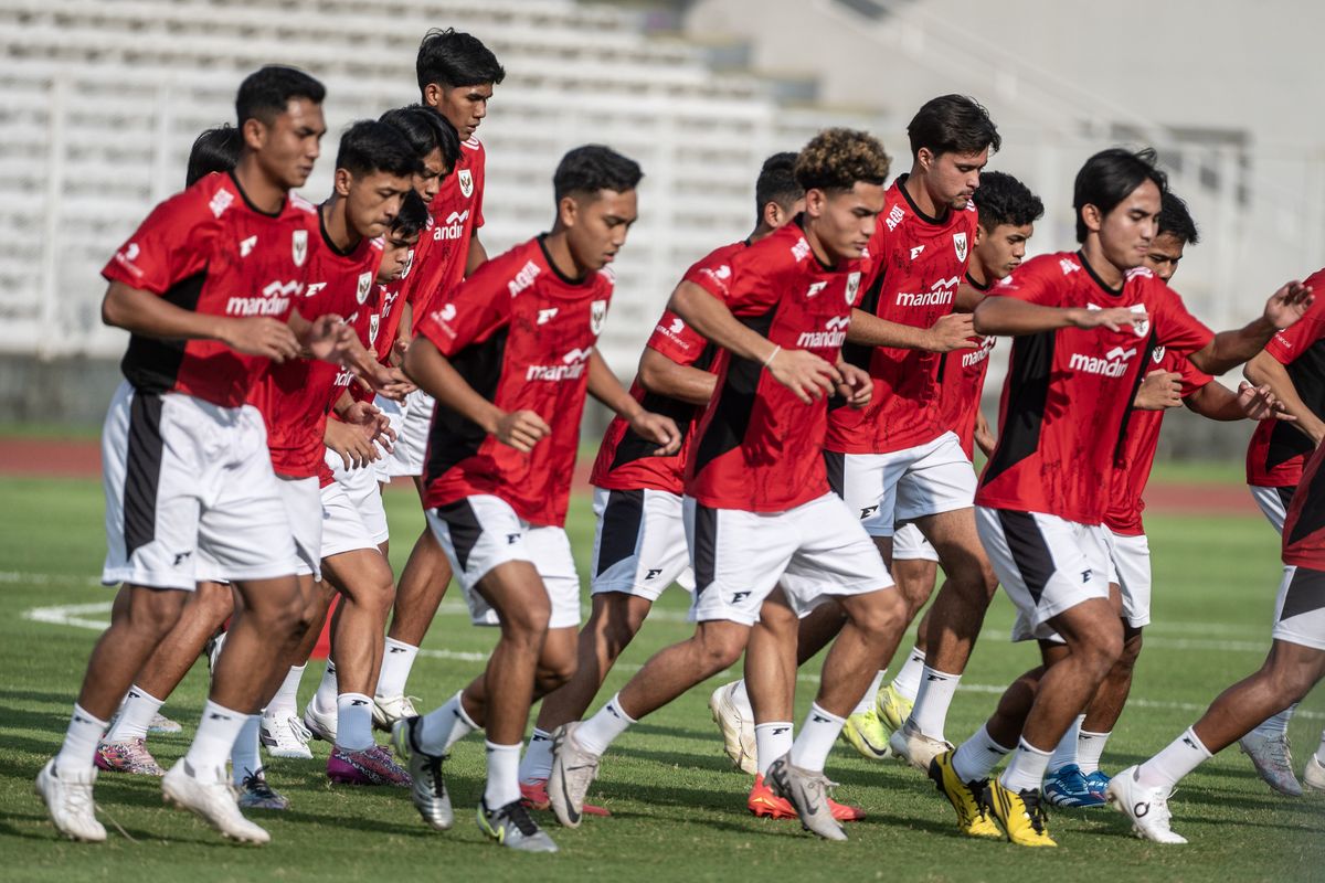 Sejumlah pesepak bola Timnas U23 Indonesia mengikuti sesi latihan di Stadion Madya, Komplek GBK, Senayan, Jakarta, Senin (23/6/2025). Timnas U23 Indonesia mulai menjalani pemusatan latihan di Jakarta sebagai persiapan Piala AFF U23 2025 atau ASEAN U23 Championship 2025.