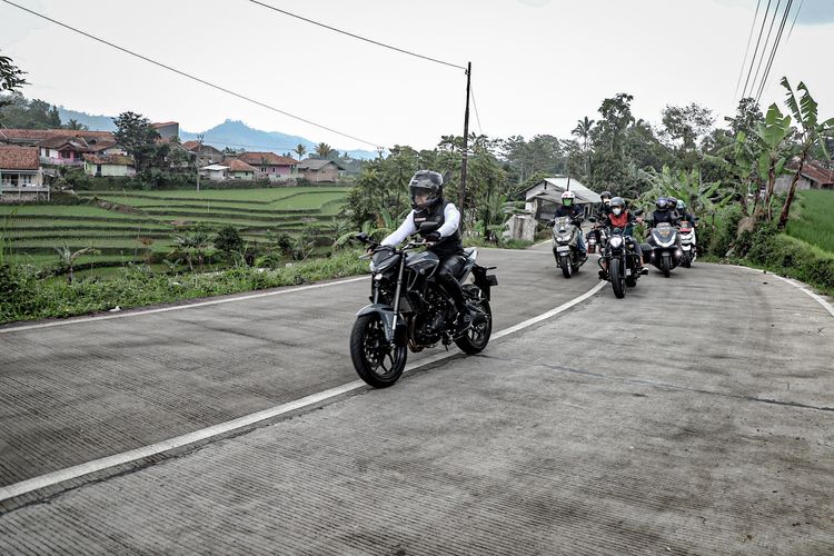 Bupati Bandung Barat Hengky Kurniawan saat menjajal jalan baru Selacau-Cisokan dalam acara peresmian jalan tersebut di Desa Bunijaya, Gununghalu, Minggu (10/9/2023).

