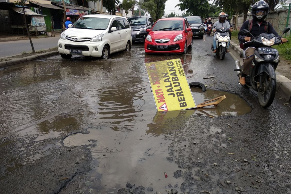 Kondisi Jalan I Gusti Ngurah Rai, Bekasi, Rabu (22/2/2018)