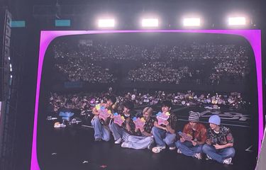 Semua member NCT WISH mengenakan kemeja batik sebelum berfoto bersama para NCTzen di Tennis Indoor Senayan, Sabtu (31/5/2025).
