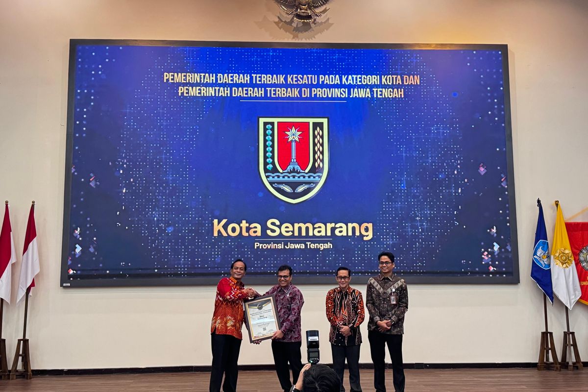 Wakil Menteri Komunikasi dan Digital Nezar Patria menyerahkan penghargaan GM-DTGI Award 2025 kepada perwakilan Pemkot Semarang pada acara di Auditorium Sukadji Ranuwihardjo FEB UGM, Yogyakarta, Kamis (18/9/2025).