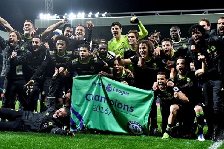 Para pemain Chelsea merayakan gelar juara Premier League setelah menang atas West Bromwich Albion di The Hawthorns, Jumat (12/5/2017). 