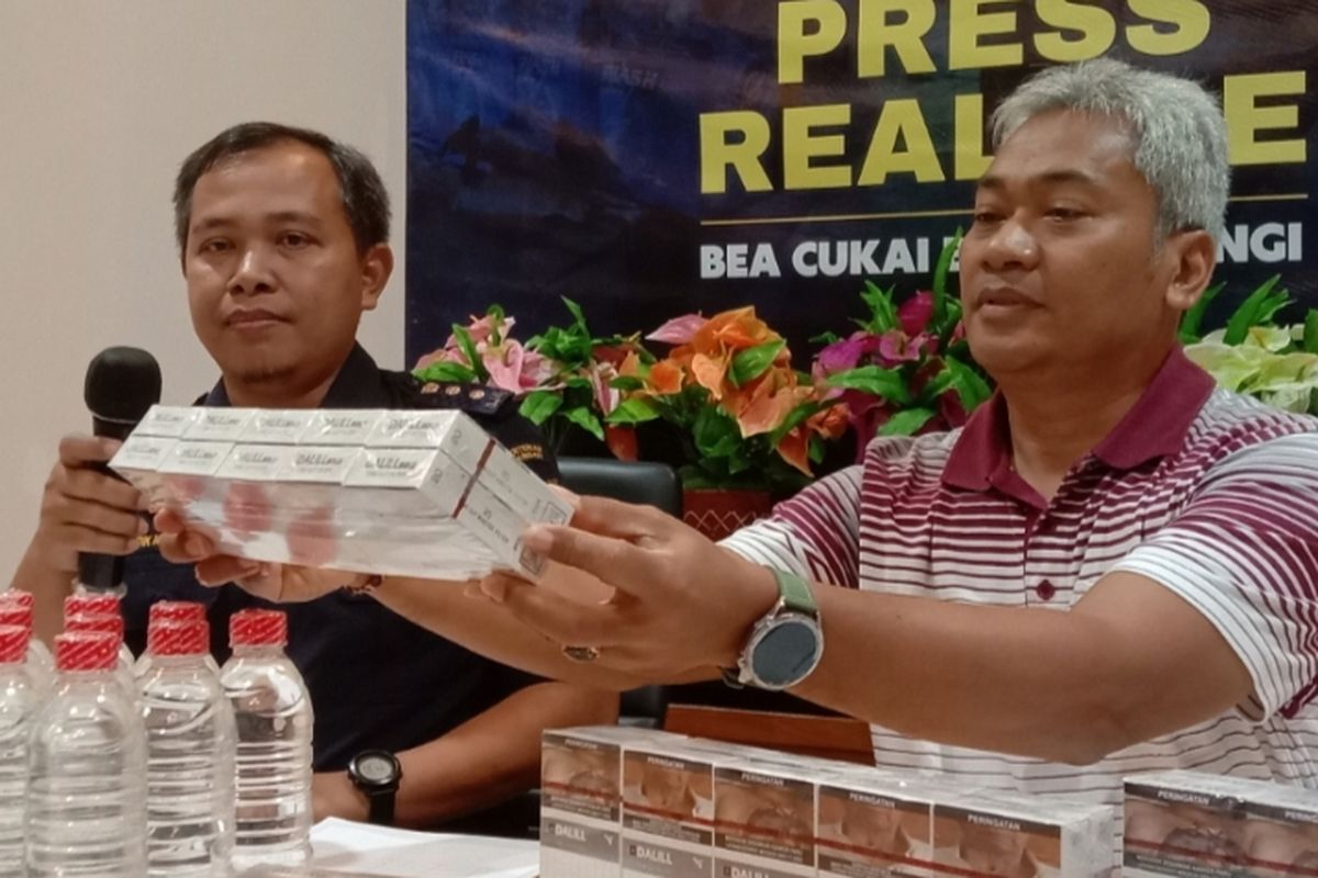 Petugas saat menunjukkan barang bukti tangkapan rokok ilegal di Banyuwangi, Rabu (22/5/2024).