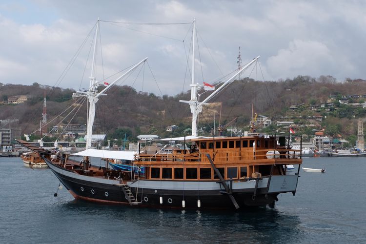 Kapal Sipuliang, kapal yang disewa untuk Live on Board di perairan Taman Nasional Komodo.