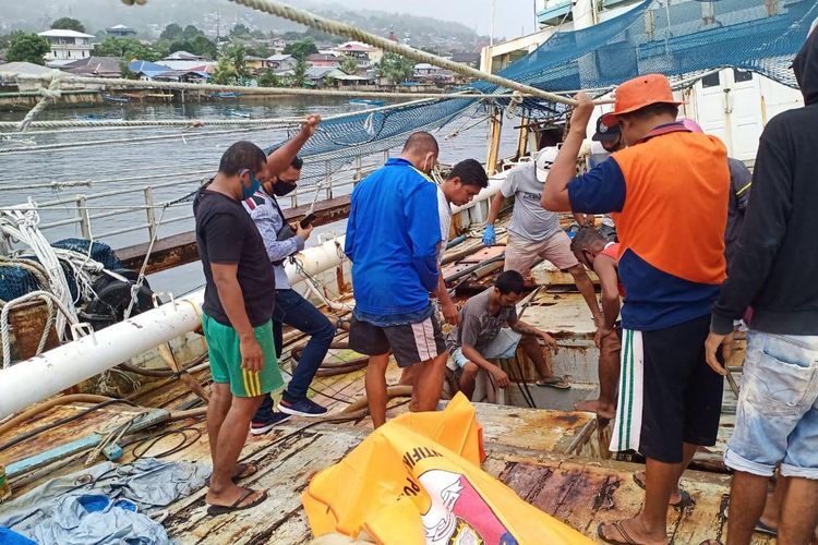 Dua warga Kota Ambon ditemukan tewas di dalam sebuah kapal ikan berbendera Thailand yang sedang berlabuh di Pelabuhan Maprodin, Kecamatan Nusaniwe Kota AMbon, Selasa (23/6/2020). Kedua korban diduga tewas karena kesetrum saat memperbaiki kapal tersebut