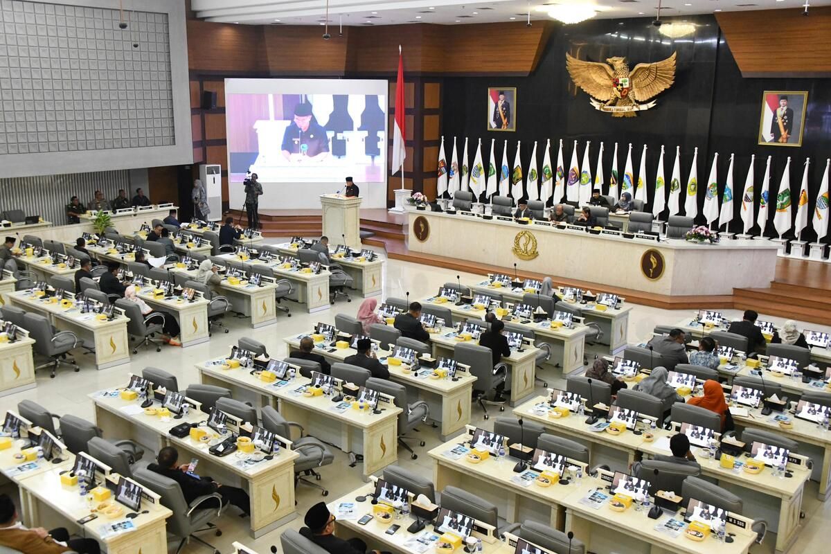 Suasana rapat paripurna membahas Rancangan Peraturan Daerah Prakarsa tentang kegiatan usaha pertambangan, administrasi kependudukan (adminduk) dan pengelolaan barang milik daerah hingga BUMD di Gedung DPRD Jawa Barat, Kota Bandung, Jumat (16/5/2025).