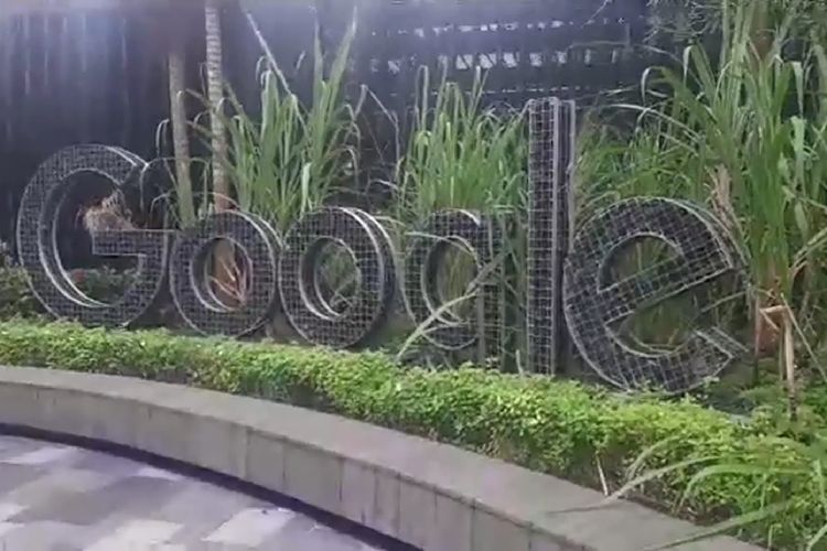 Tulisan Google yang dibuat dari susunan batu terdapat di kantor Google Asia Pasifik di Singapura, Selasa (13/12/2022).