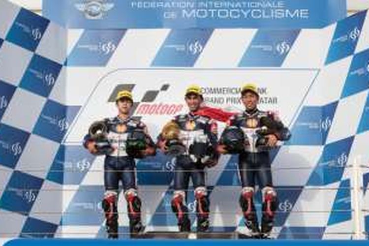 Pebalap muda Indonesia, Gerry Salim (tengah) naik podium pertama usai memenagi race pertama Asia Talent Cup 2016 di Sirkuit Losail, Qatar, Sabtu (19/3/2016).