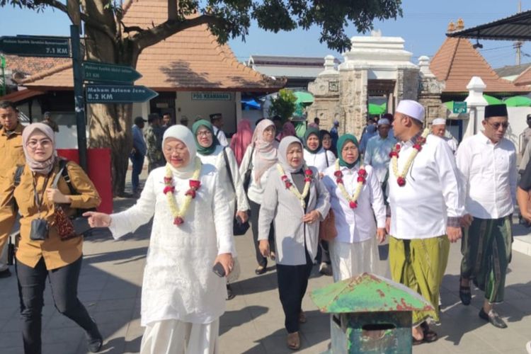 Menteri Tenaga Kerja RI, Ida Fauziyah bersama Pengurus DPP PKB ziarah ke Makam Sunan Bonang di Tuban untuk mendoakan perjalanan politik pasangan Capres- Cawapres, Anies R Baswedan dan Muhaimin Iskandar dimudahkan