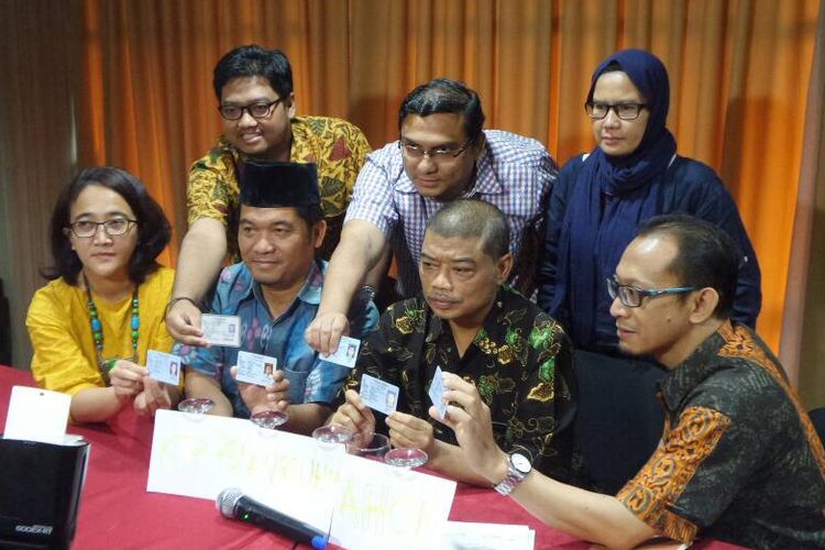 Sejumlah tokoh yang tergabung dalam Koalisi Masyarakat Sipil menunjukkan KTP mereka sebagai tanda bersedia menjadi penjamin Basuki Tjahaja Purnama, Rabu (10/5/2017).