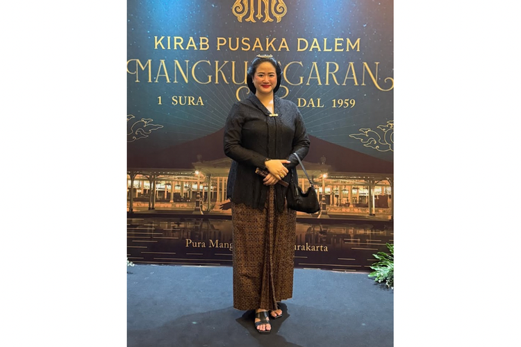 Sejumlah tokoh dan selebritas menghadiri Kirab Malam 1 Suro 2025 di Pura Mangkunegaran Solo, salah satunya Gusti Sura.