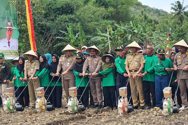 Menteri Pertanian (Mentan) RI Syahrul Yasin Limpoacara gerakan tanam kedelai di Kalurahan Candirejo, Kapanewon Semin, Kabupaten Gunungkidul, Selasa (6/6/2023)