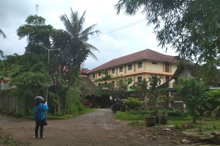 Kompleks sekolah dan Ponpes Sirojul Mukhlasin Payaman II, di Desa Krincing, Kecamatan Secang, Kabupaten Magelang, Jawa Tengah, Senin (12/2/2018).