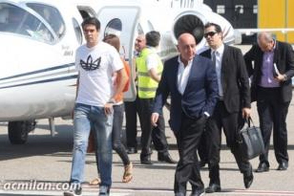 Gelandang asal Brasil, Riccardo Kaka, saat tiba di Bandara Milan untuk merampungkan proses transfernya bersama skuad I Rossoneri. 