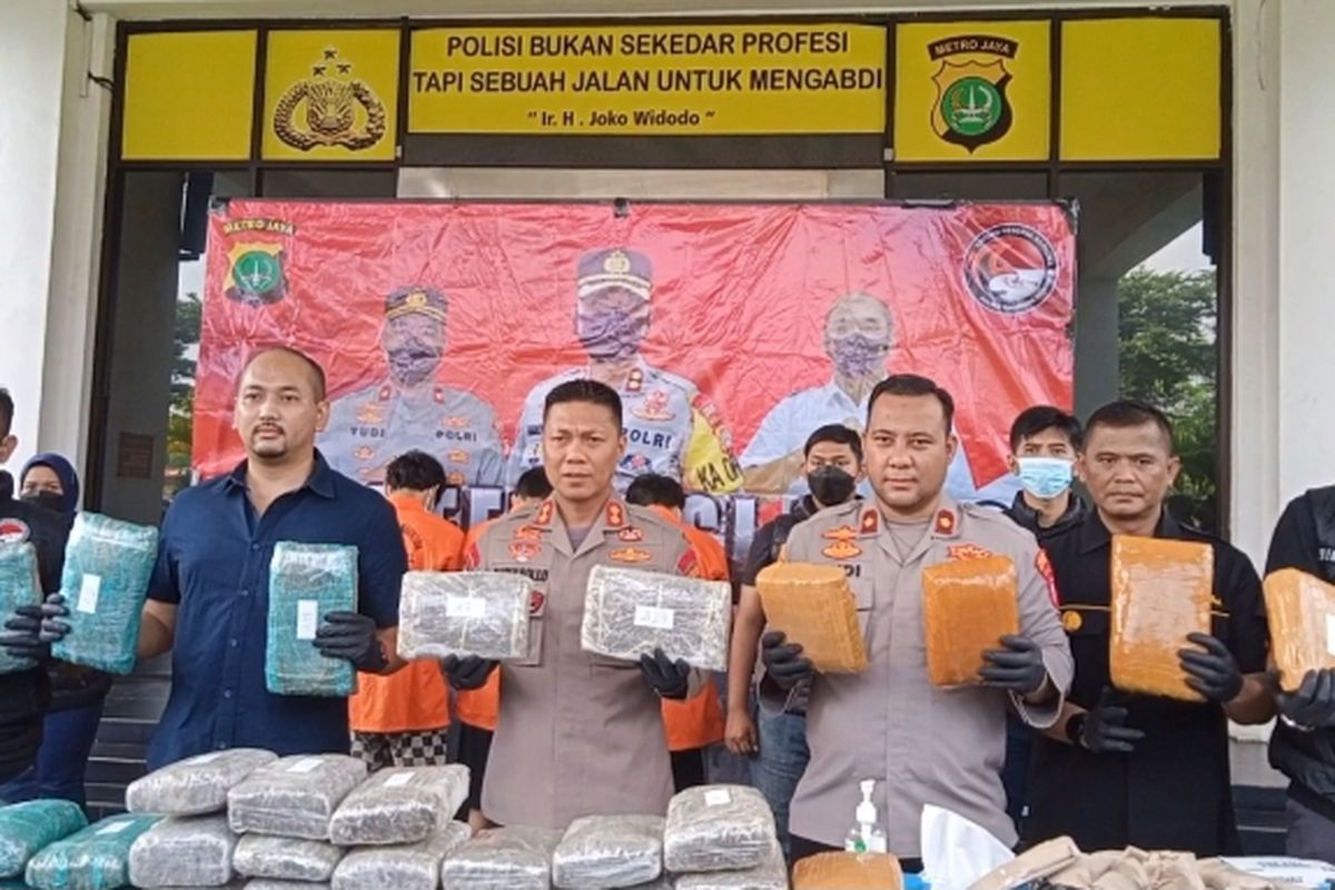 Polres Tangsel Tangkap 4 Pelaku terkait Peredaran Narkoba, 39 Kg Ganja Diamankan. Hal Itu Disampaikan Kapolres Tangsel AKBP Sarly Sollu dalam Konferensi Pers di Mapolres Tangsel, Rabu (20/7/2022)