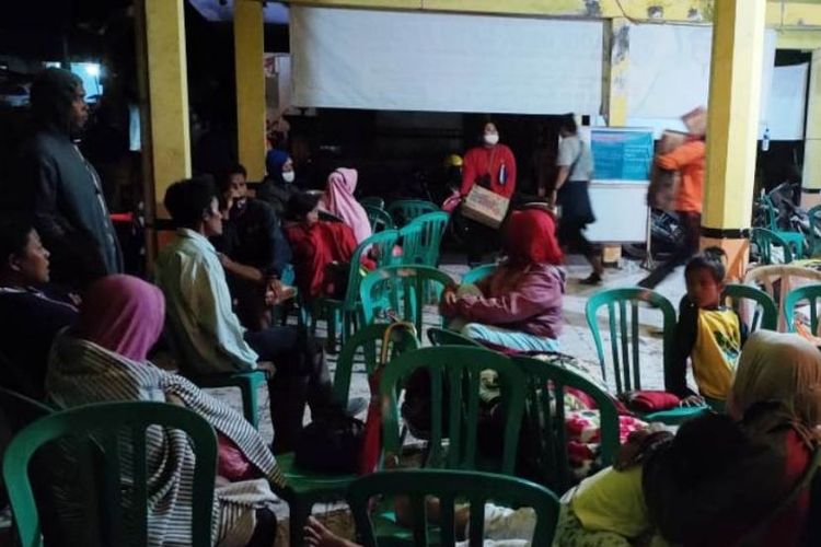 Puluhan warga saat mengungsi di Balai Desa Sumberwuluh, Kecamatan Candipuro, Kabupaten Lumajang, Minggu (5/12/2021) dini hari.