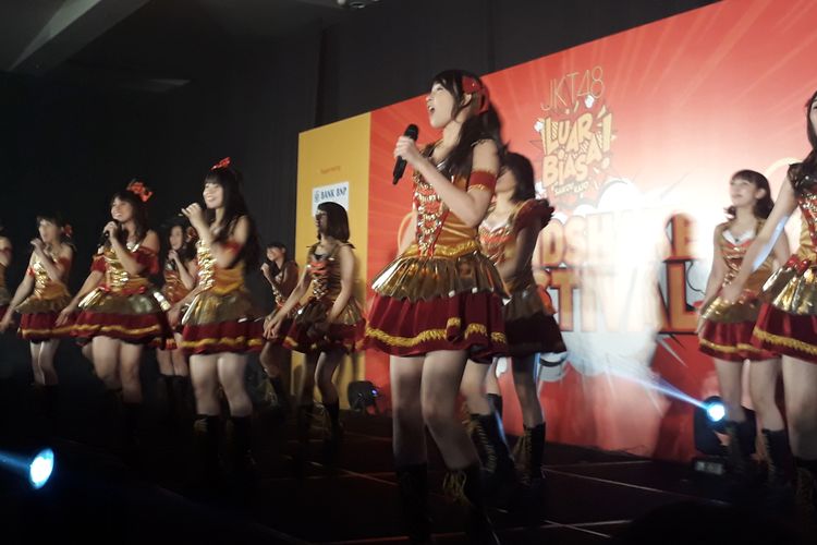 JKT48 mengadakan konser mini dalam acara JKT48 Saikou Kayo - Luar Biasa Handshake Festival di Kuningan City Ballroom, Jakarta Selatan, hari ini (4/3/2017).